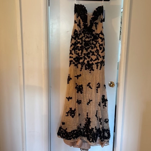 Brand new gown - Picture 4 of 6